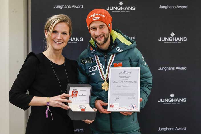 Zwei überragende Sprünge sichern dem deutschen Skispringer die Goldmedaille und den erstmalig verliehenen Junghans Award bei der FIS Nordischen Ski Weltmeisterschaft in Österreich.