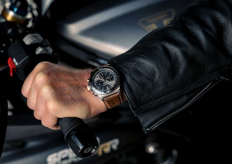 Chronomat B01 42 Triumph Speed Triple 1200 RR 