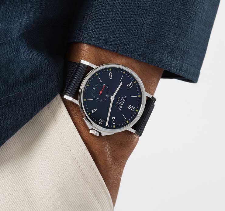 Mit der Ahoi neomatik 38 Datum Atlantik erweitert Nomos die bislang in den Farben Sky und Sand erhältlichen, sportlichen Ahoi Neomatik 38 Modelle zum sommerlichen Trio.