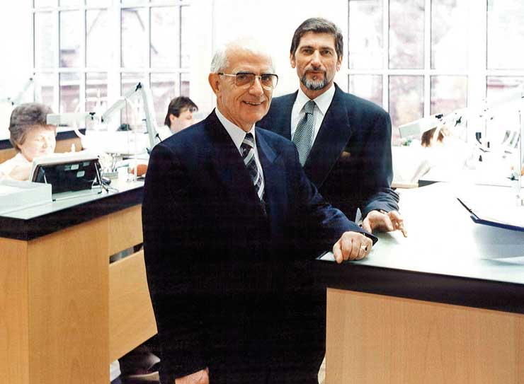 Walter Lange und Günter Blümlein in der Uhrenmontage im Gebäude Lange I, 1994