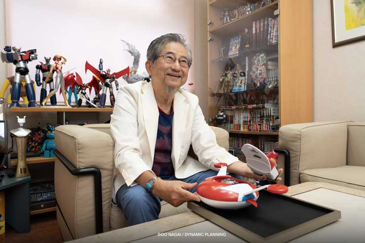 Go Nagai beim Öffnen der speziellen Uhrenbox für die Tissot PRX UFO Robot Grendizer Sonderedition 